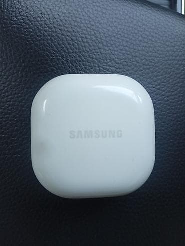 Беспроводные наушники Samsung в зарядном кейсе. Наушники выполнены в