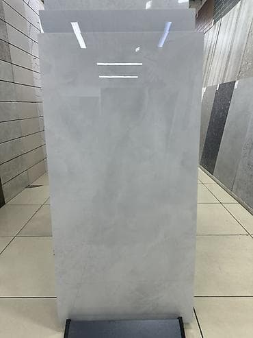 Большая глянцевая плитка серого цвета с тонкими прожилками