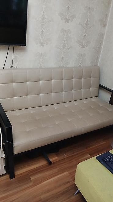 Диван-кровать в современном стиле - Тип: раскладной диван-клик-кляк - at lalafo.kg Диван-кровать в современном стиле - Тип: раскладной диван-клик-кляк -