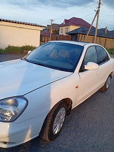 subaru b3: Белый седан компакт-класса. Основные характеристики: - Тип кузова — 2