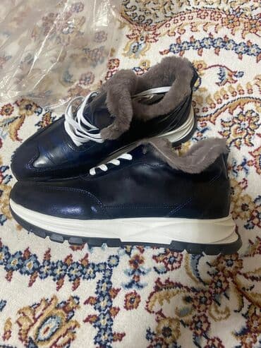 Женская обувь: Женская обувь,все из натуральной кожи и с натуральным мехом. Размеры — 3