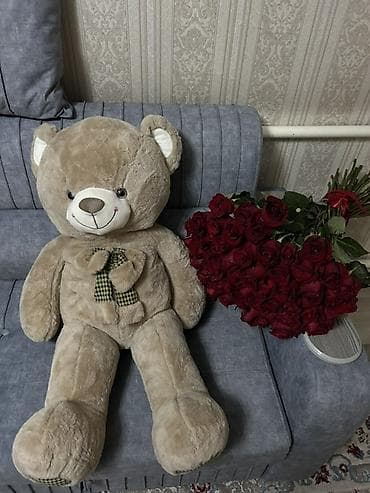 Большой плюшевый медведь - Плюшевый медведь светло-бежевого цвета, с