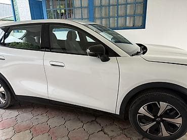 Электрический кроссовер белого цвета с современным дизайном — 2