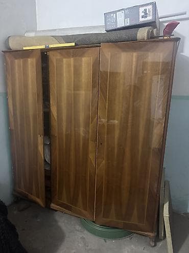 Продам шифоньер 4000сом 
уступлю