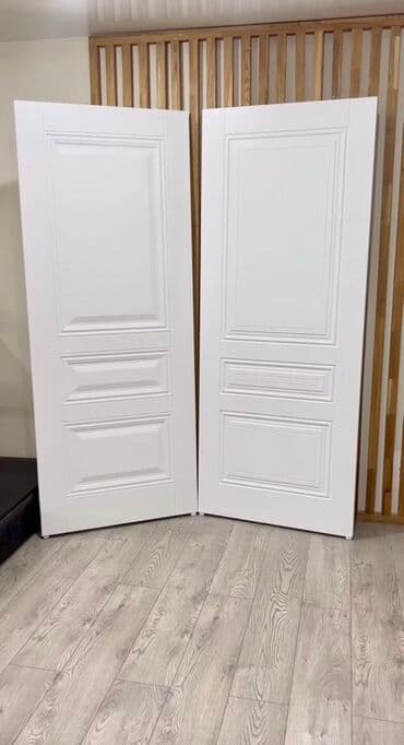 двер мешкомнатный: Межкомнатная дверь белого цвета с филенчатой отделкой. Имеет — 2