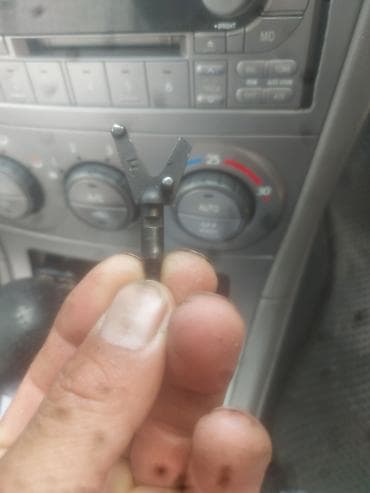 трос люка: Автомобильная пластиковая защёлка‑фиксатор типа «вилка» (Y‑образная) — 2