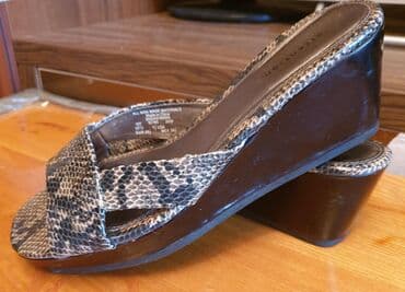 шлепка: Шлёпанцы под змеиную кожу. каблук не высокий, танкетка. Одевала пару — 2