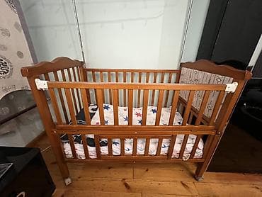 Детская деревянная кроватка на колесиках. - Материал: массив дерева с