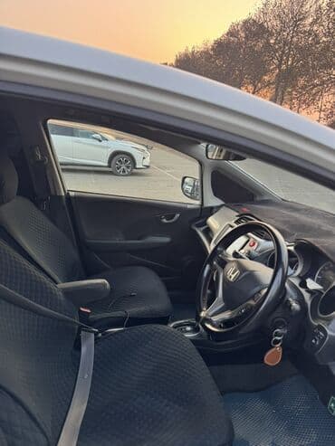 полик 5 д: Honda Fit: 2013 г., 1.3 л, Автомат, Гибрид, Хэтчбэк — 5
