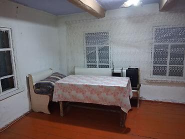 Каракол шаарынын центрына жакын жерде жер уй ижарага берилет, ичинде