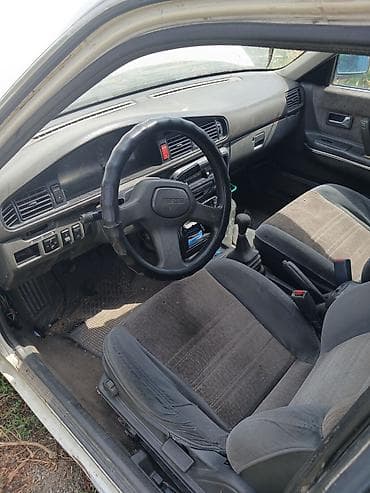 авто вит: Mazda 626 седан (серия GD), белый цвет, 4 двери. Кузов: - Компактный — 4