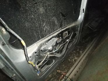 газль: Крышка багажника Toyota, Б/у, Оригинал — 5