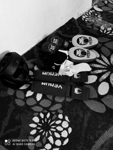 продаю в связи с переездом: Комплект экипировки для единоборств Состав: - Боксерские перчатки TOP — 1