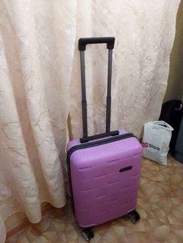 цена чемодана на колесах: Чемодан, Б/у, Материал: Пластик, Средний (40 - 70 л), Вращающиеся колеса на 360° — 1