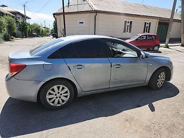 mazda 323: Chevrolet Cruze: 2010 г., Седан — 3