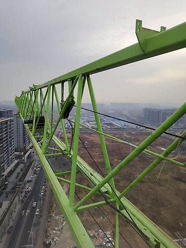 Багажники на крышу и фаркопы: Башенный кран 🏗️ 2022 года Фирма ZOOMLION Марка 6015-8 тонна Высота — 6