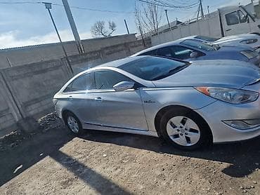 shevrolet volt: Hyundai i40: 2014 г., Гибрид, Седан — 1