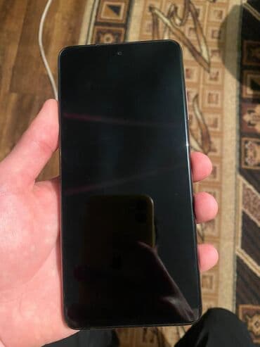 наушники realme: Смартфон с безрамочным дисплеем и фронтальной камерой, интегрированной — 9