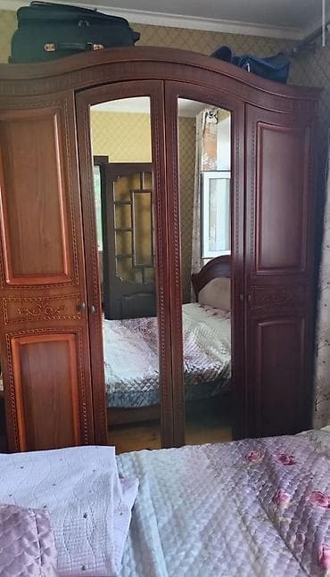 Спальный гарнитур в классическом стиле, цвет тёплый орех. Состав: -