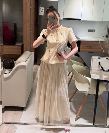 Женский комплект в молочном оттенке - Верх: приталенная блуза с