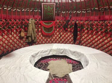 палатка туристическая: Боз үйлөрдү ижаралоо, Каркасы Жыгач, 100 баштан көп, Казан, Идиш-аяк, Полу менен — 15