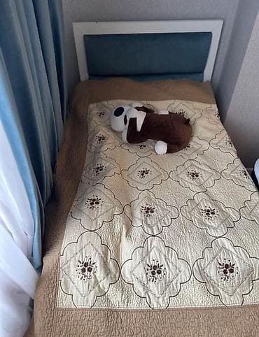 Мебель: Односпальная кровать, Б/у, С мягким изголовьем, длина - 165 см — 1