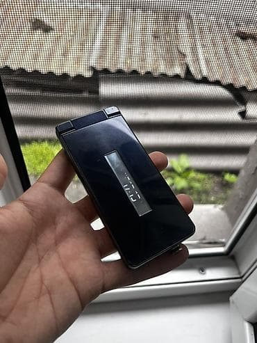 лот смартфонов: Два телефона. 1) Кнопочный раскладной телефон NTT Docomo (японская — 3