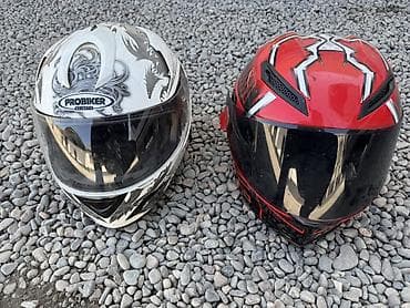 трехколесные самокаты: Два полноразмерных мотошлема с визорами. 1) Красный шлем с — 3