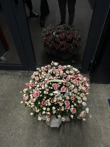 Ёлки: Большая цветочная корзина из кустовых роз - Состав: густая шапка из — 1