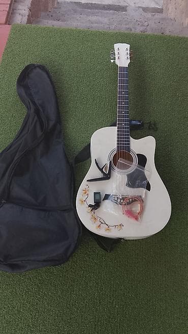 бутсы как у меси цвет зелёный: Акустическая гитара с вырезом (cutaway), цвет корпуса — белый с — 8