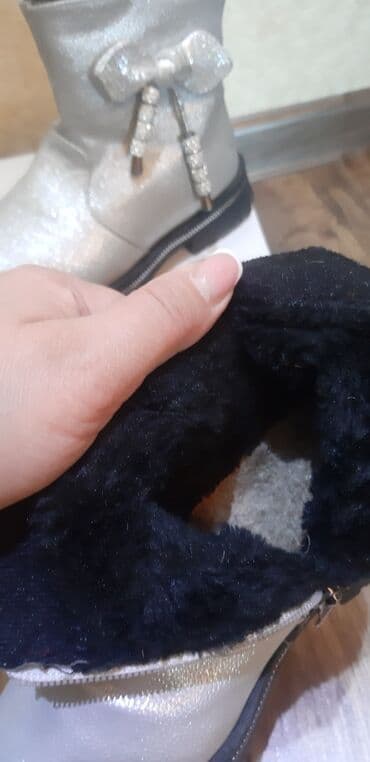 сапоги зимние женские натуральная кожа натуральный мех распродажа: Продаю детские зимние сапожки: Первые - размер 26, цена 200 сом В — 7