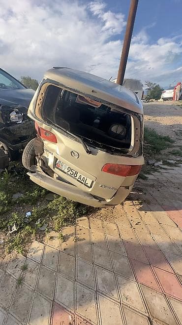 Унаа: Mazda Demio, серебристый хэтчбек. Основные данные: - Кузов: 5 дверей — 3