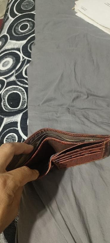 продаю наручные часы: Мужской кошелёк кожа крокодила, коричневый.
Подарили не пользуемся — 3