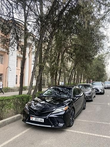 lada 2105: Toyota Camry: 2019 г., Седан — 1