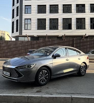 кытай мото: BYD Qin: 2024 г., 1.5 л, Вариатор, Гибрид, Седан — 1