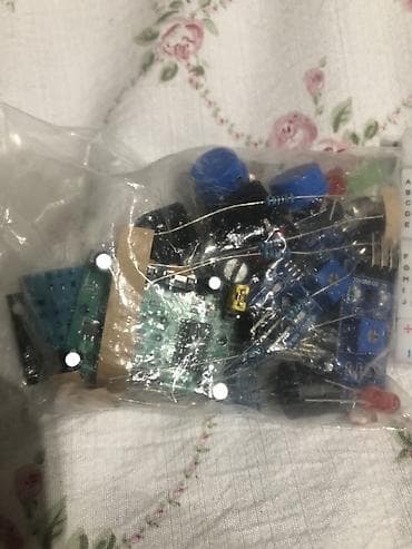 Терезелер жана комплектөөчүлөр: Набор для прототипирования на ESP32 Состав: - Плата разработки ESP32 — 4