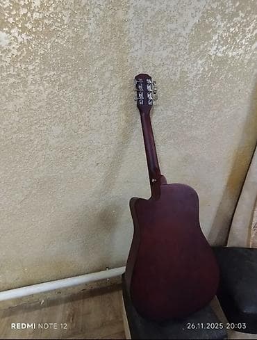 Музыкальные инструменты: Акустическая гитара с вырезом (cutaway), форма корпуса Dreadnought — 8