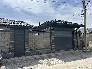 однотонные: Одноэтажный дом с благоустроенным двором и летней зоной барбекю. Дом — 4