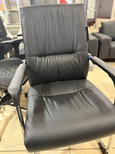 кожа костюм: Офисное кресло-посетитель на полозьях - Материал обивки: черная — 2