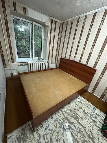 Двуспальная кровать с деревянным каркасом и изголовьем + матрас