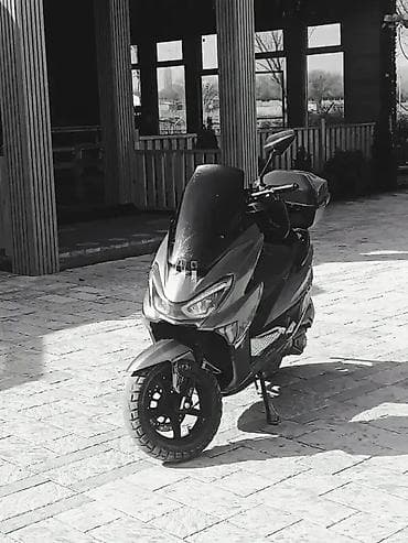 Скутер/макси-скутер городского класса. Особенности: - Аэродинамичное