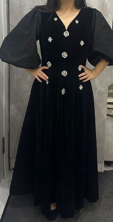 черное гипюровое платье с открытой спиной: Вечернее платье, Велюр, С рукавами, Стразы, L — 4