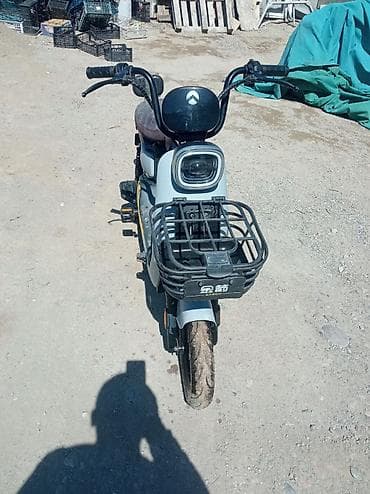 es 2020: Электроскутер/электромопед с передней корзиной - Компоновка: низкая — 1