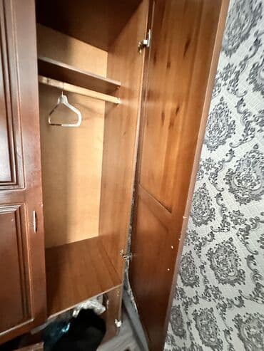 старинный шкаф для одежды: Шкаф из натурального дерева с классическим дизайном и красивой — 3