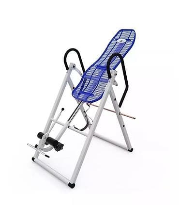 Инверсионный стол с прочной металлической рамой белого цвета