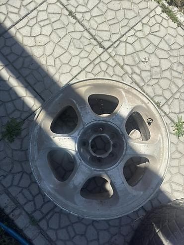 Литые Диски R 15 1 шт, отверстий - 6 at lalafo.kg Литые Диски R 15 1 шт, отверстий - 6