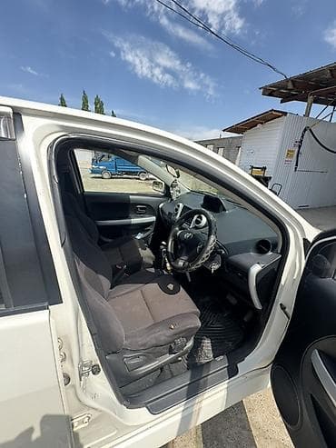 toyota estima 2003: Toyota Ist: 2002 г., Автомат, Бензин, Хэтчбэк — 8