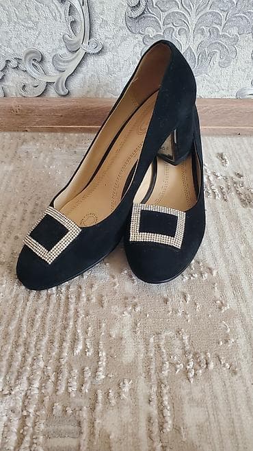 герзовые сапоги: Туфли-лодочки из чёрной замши с блестящими пряжками. - Материал — 4