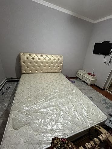 парные часы: Двуспальная кровать с мягким изголовьем и матрасом. - Размер — 1