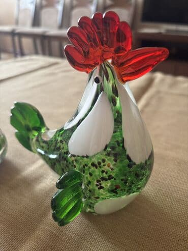 жерси короз: Это набор декоративных фигурок петуха и куриц из муранского стекла — 2